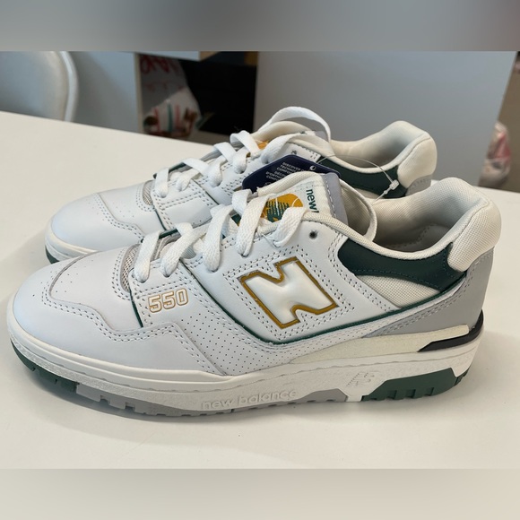New Balance 550 NWT, white/gold/ night watch green Men’s Size 5, Women’s Size 6. - Picture 2 of 6